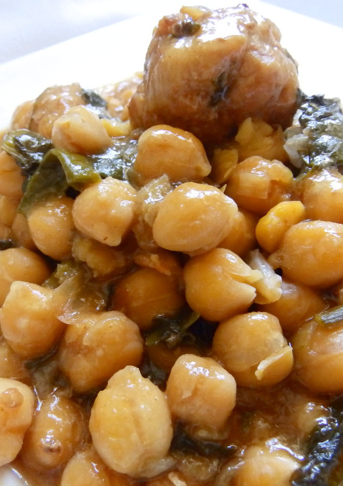 Una foto de Garbanzos y espinacas con albondigas de carne