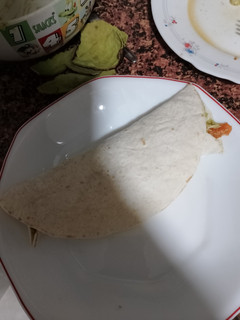 Una foto de Burrito de pollo y aguacate