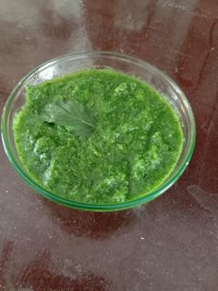 कच्ची अमिया, पुदीना धनिया की चटनी (Kachi ambi pudina dhaniya ki chutney recipe in hindi) रेसिपी मुख्य फोटो