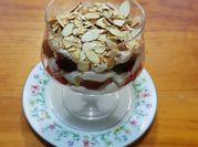 Una foto de plato de frutos rojos con yogurt