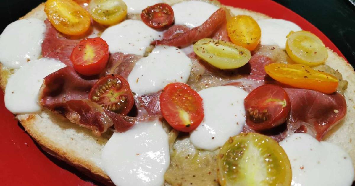 Bruschetta caviar d'aubergines, tomates cerises, jambon cru et