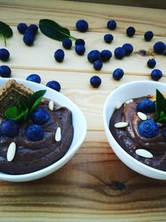 Una foto de Crema veggie de aguacate y cacao puro