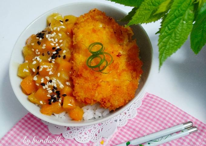 Rice bowl chicken katsu with curry