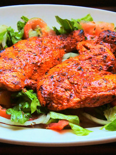 Una foto de Pollo marinado con achiote