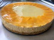 Una foto de cheesecake durazno