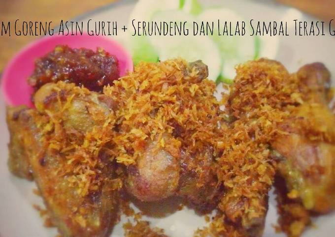 Ayam Goreng Asin Gurih + Serundeng, Lalab dan Sambal Terasi Goreng