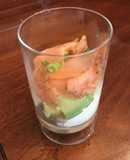 Vasitos de salmón con camarones ©