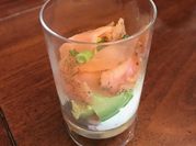 Una foto de vaso de camarón