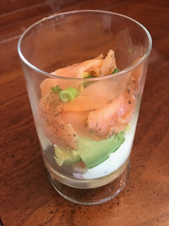 Una foto de Vasitos de salmón con camarones ©