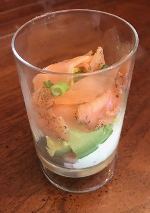 Una foto de Vasitos de salmón con camarones ©