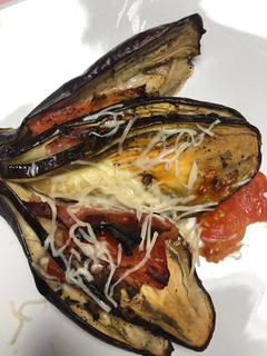 Una foto de Berenjenas con mozzarella y tomate