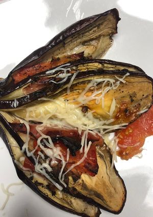 Una foto de Berenjenas con mozzarella y tomate