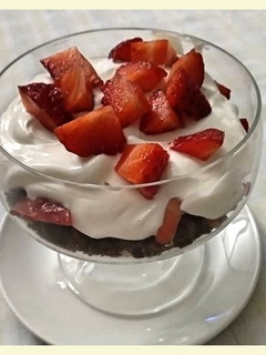 Foto de Trifle fingido com iogurte e morangos