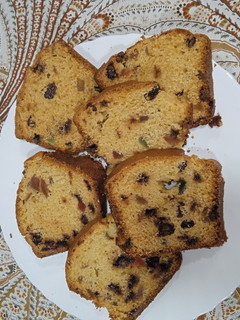 Una foto de Budín chispitas de chocolate y frutas abrillantadas