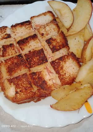 A picture of Sandwich with grilled apple.