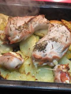 Una foto de Solomillo de pavo relleno de jamón serrano y queso sobre cama de patatas y cebolla