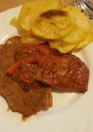 Una foto de Bifes a la portuguesa con papas