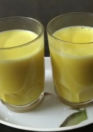 લીલી હળદળવાળુ દૂધ (Green Haldar Milk Recipe in Gujarati) રેસીપી મુખ્ય ફોટો