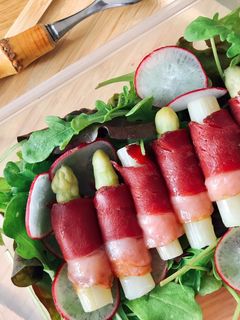 Hình của món Bento Ức Vịt Xông Khói Cuốn Măng Tây Trắng.