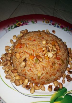 A picture of Jellof Rice with Peanuts.