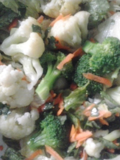 Una foto de Ensalada fresca de brócoli y coliflor