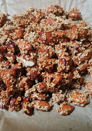 A picture of Caramelized Almonds with Sesame and Honey in the Air Fryer.