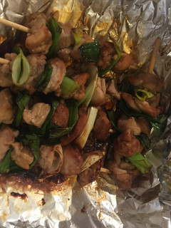 Una foto de Pinchito de pollo de salsa soja. (간장 닭꼬치)