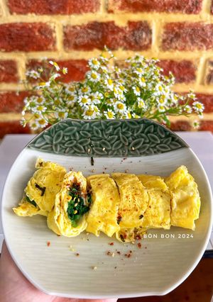 Hình của món Trứng Cuộn Cải Bó Xôi.