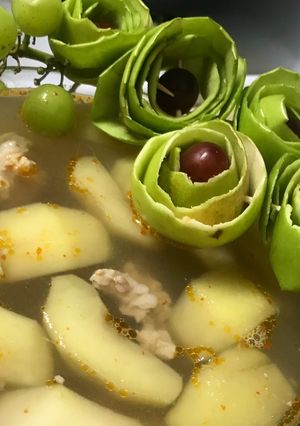 Hình của món Canh Thịt heo nấu với táo và nho.