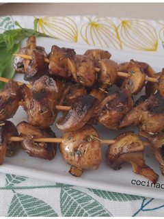 Una foto de Brochetas de champiñones