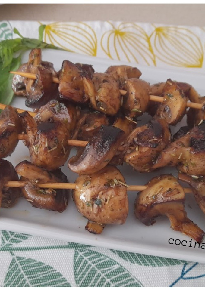 Una foto de Brochetas de champiñones