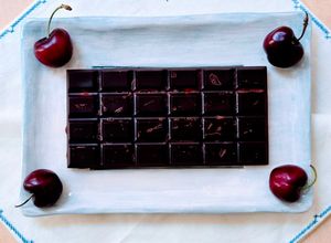 Una foto de Chocolatín con cerezas 🍒 Falso chocolate helado con cerezas frescas 🍒low carb 🍫keto 🍫