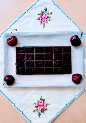 Una foto de Chocolatín con cerezas 🍒 Falso chocolate helado con cerezas frescas 🍒low carb 🍫keto 🍫