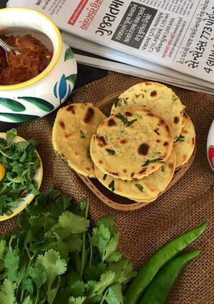 મેથી મસાલા બિસ્કીટ ભાખરી (Methi Masala Biscuit Bhakhri Recipe In Gujarati) રેસીપી મુખ્ય ફોટો