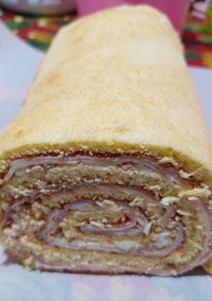Una foto de Pionono relleno con atún, jamón y queso