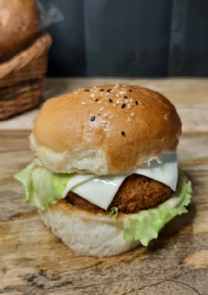 બર્ગર (Burger Recipe In Gujarati) રેસીપી મુખ્ય ફોટો