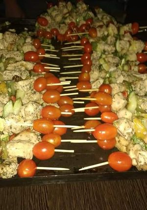 Una foto de Brochetas de Pollo, Zucchini, Morrón y Cherrys 🇦🇷❤️