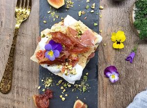 Foto di Millefoglie di pane Carasau, spuma di burrata, fichi e crudo