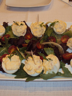 Una foto de Huevos rellenos de gamba con ensalada