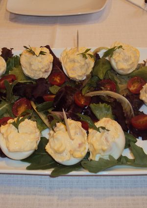 Foto principal de Huevos rellenos de gamba con ensalada