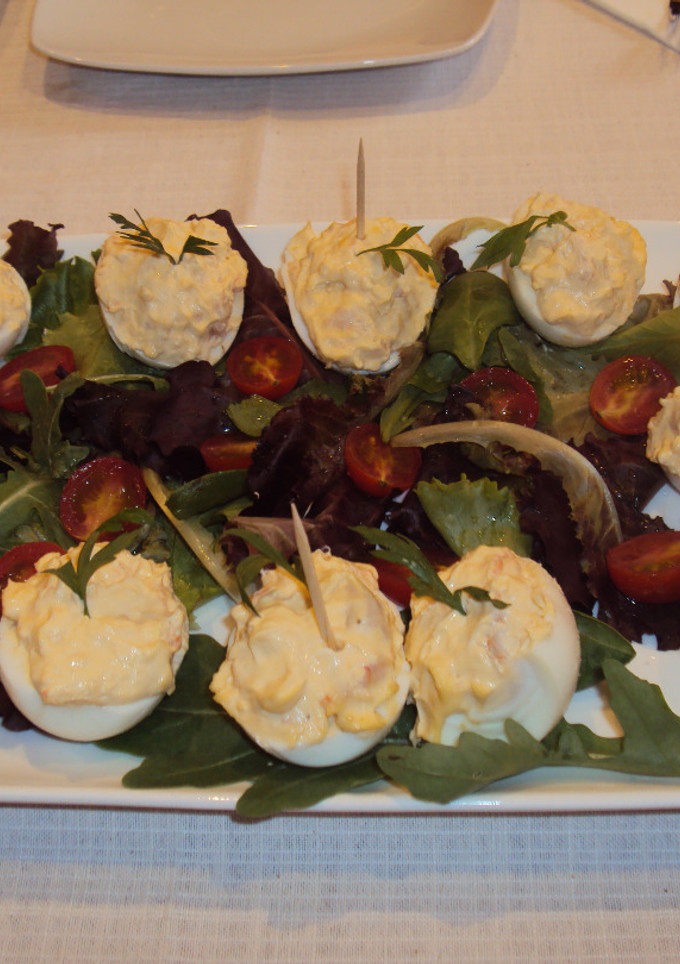 Una foto de Huevos rellenos de gamba con ensalada