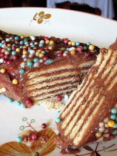 Una foto de Tarta de galletas bañadas con budín al caramelo y chocolate de avellanas