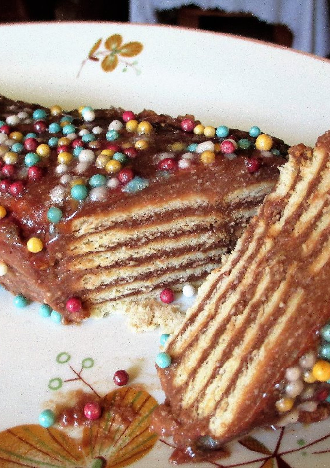 Una foto de Tarta de galletas bañadas con budín al caramelo y chocolate de avellanas