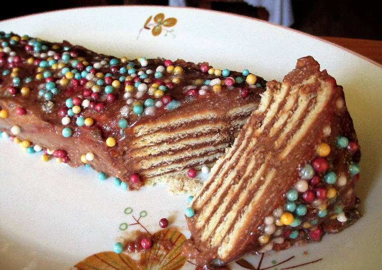 Tarta de galletas bañadas con budín al caramelo y chocolate de avellanas