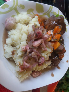Una foto de Puré Rústico de cebolla morada y tocino con carne a la olla