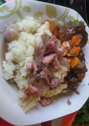 Una foto de Puré Rústico de cebolla morada y tocino con carne a la olla