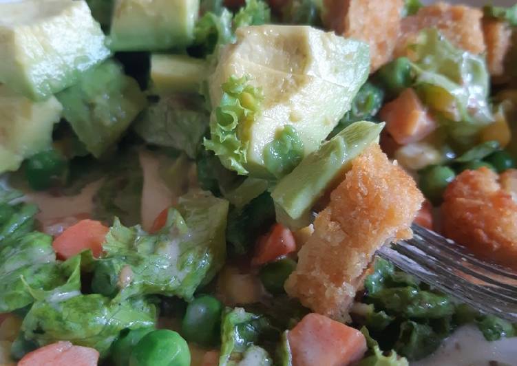 Vegetable salad with avocado and nugget