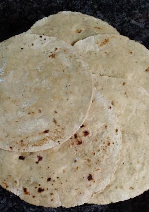 ઘઉં બાજરી ની રોટલી (Wheat Bajri Rotli Recipe in Gujarati) રેસીપી મુખ્ય ફોટો