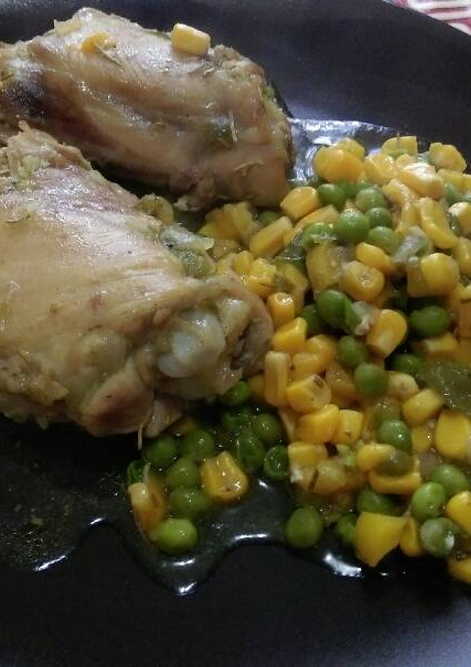 Una foto de Contramuslos guisados sobre fondo vegetal