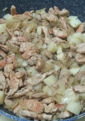 A picture of Pork Milanesa with Potatoes and Onions.